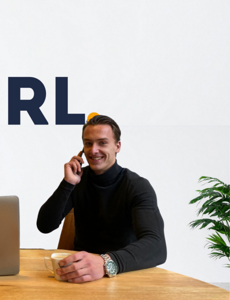 Afbeelding van mij, Nick Adema, aan de telefoon. Ik ben de eigenaar van WerkenbijFriesland en richt me op het Friese MKB